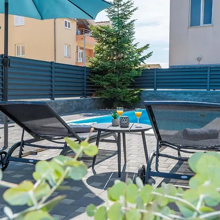 S - Five Bedroom With Private Pool *