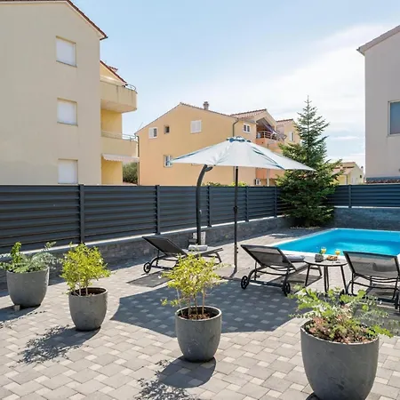 S - Five Bedroom With Private Pool *