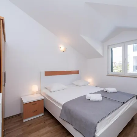 S - Five Bedroom With Private Pool Vodice