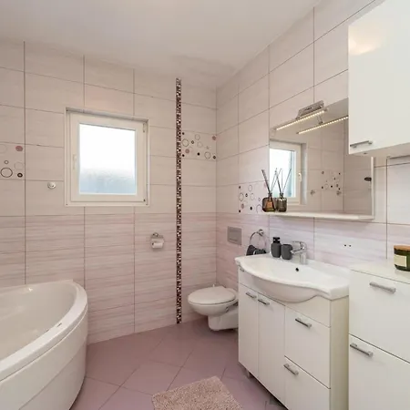 S - Five Bedroom With Private Pool