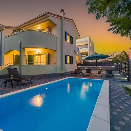 S - Five Bedroom With Private Pool *