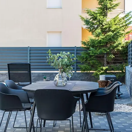 S - Five Bedroom With Private Pool *