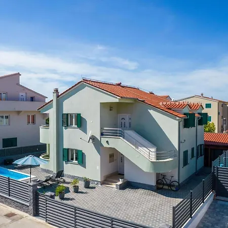 S - Five Bedroom With Private Pool *