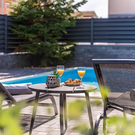 S - Five Bedroom With Private Pool Vodice