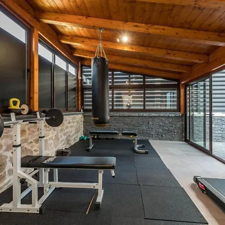 S - Five Bedroom With Private Pool