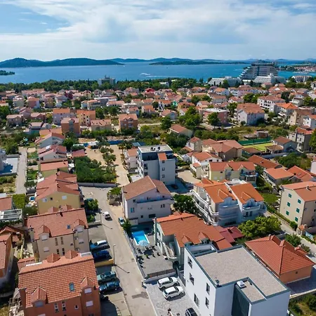 S - Five Bedroom With Private Pool