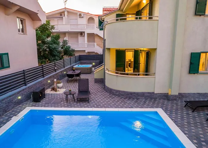 S - Five Bedroom With Private Pool