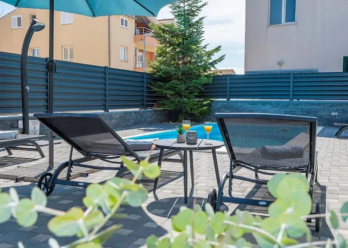 S - Five Bedroom With Private Pool *