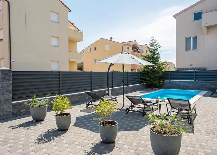 S - Five Bedroom With Private Pool *