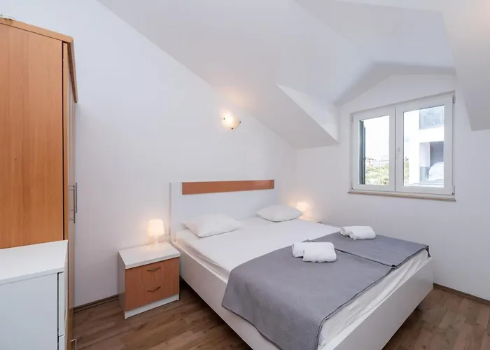 S - Five Bedroom With Private Pool 沃迪切