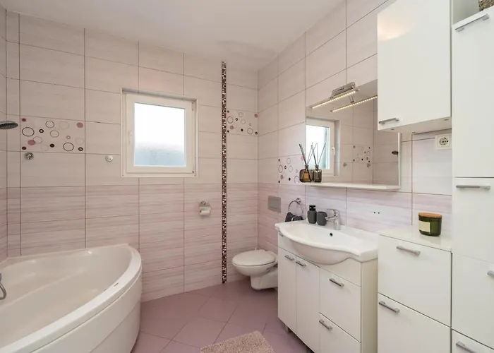 S - Five Bedroom With Private Pool