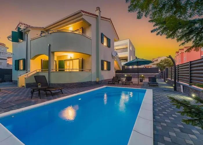 S - Five Bedroom With Private Pool *