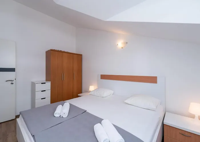 S - Five Bedroom With Private Pool