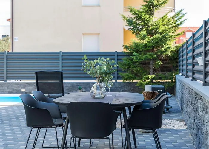 S - Five Bedroom With Private Pool *