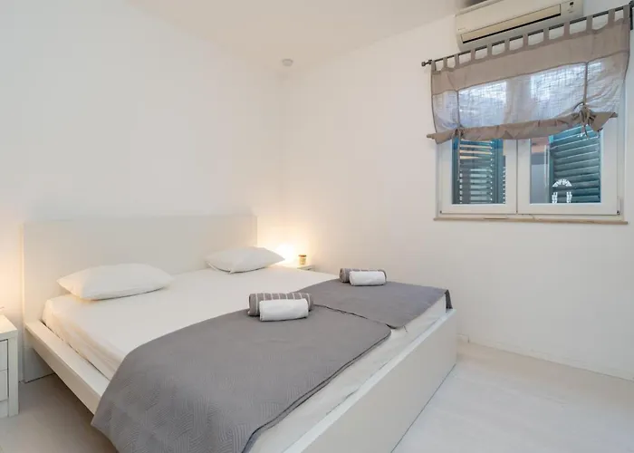 S - Five Bedroom With Private Pool Vodice