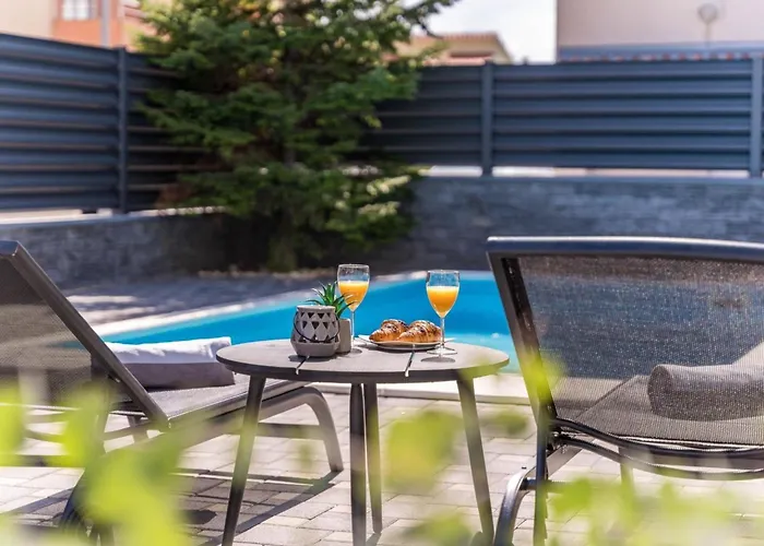 S - Five Bedroom With Private Pool 沃迪切